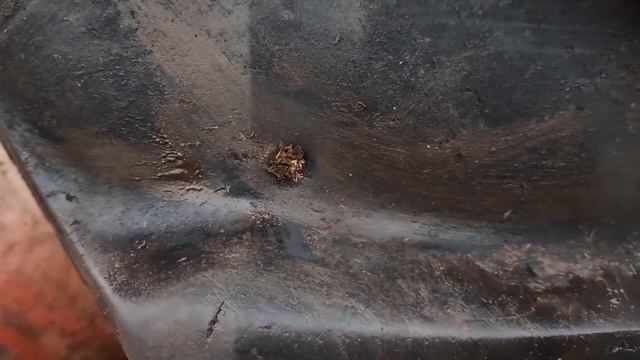 Бортировка колеса от комбайна с помощью 2-х ломов и кувалды смотреть онлайн