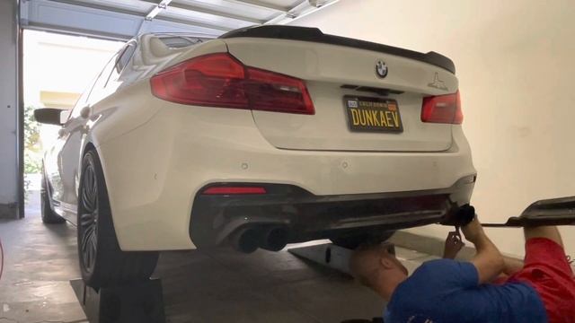 Installing new diffuser on my 2017 BMW 540i G30 part 1 || removing aftermarket diffuser смотреть онлайн