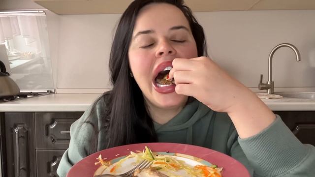 Мукбанг - Жареная Курочка и Эйджизм? смотреть онлайн