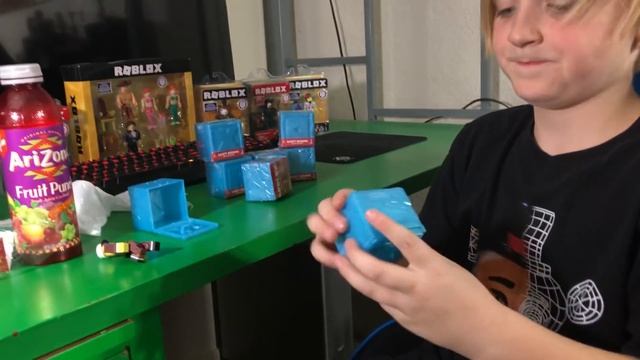 ROBLOX TOYS ICE BLUE MYSTERY BOXES UNBOXING SERIES 3 FROM JAZWARES TOYS смотреть онлайн