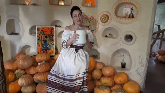 Девушка с молоком в Доме Тыквы! смотреть онлайн