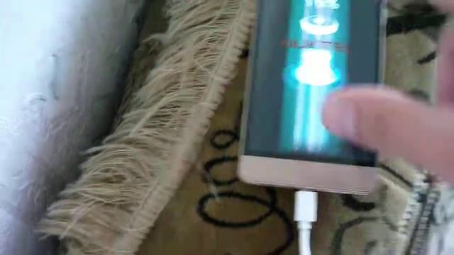 смартфон oukitel k6000 во время зарядки появляются полосы на экране смотреть онлайн