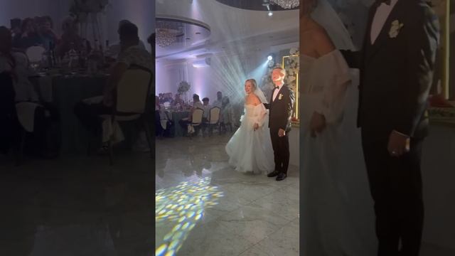 Мама спела для дочки невесты на свадьбе | трогательный подарок до слёз и мурашек #песнявподарок