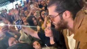 Оглушительная встреча фанатов с Джаном Яманом в аэропорту Мадрида