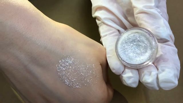 Перламутр-глиттер Искристое серебро - свотч на коже смотреть онлайн