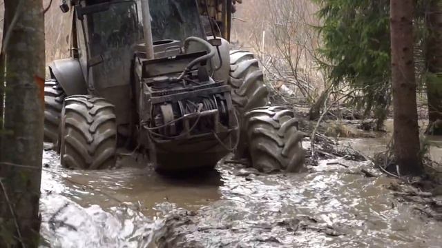 Лесозаготовительные трактора Valtra во влажных условиях смотреть онлайн