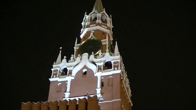 Куранты Кремля, шумная Красная площадь смотреть онлайн