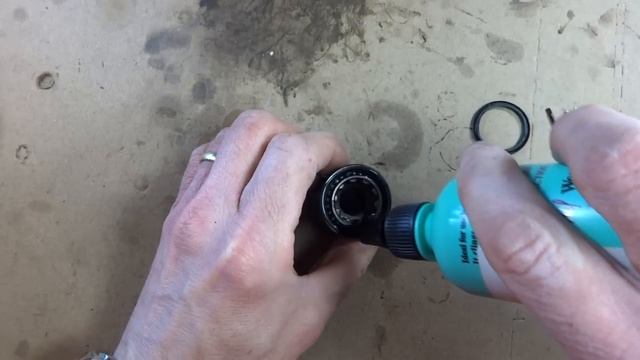 How To Remove/Clean/Degrease/Lube/Install A Freehub Body On A Bike Wheel смотреть онлайн