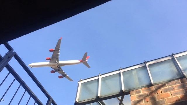 Planes flying over roof of my house ?- Hounslow West (London) смотреть онлайн