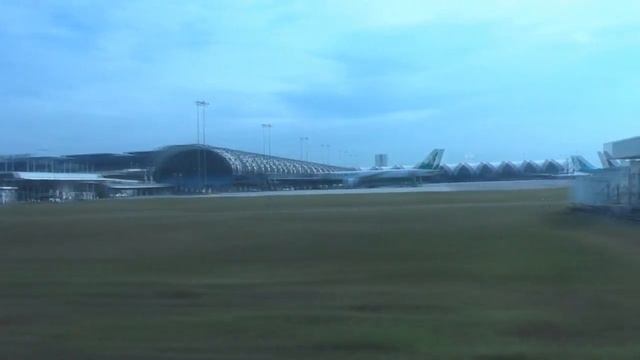 Экскурсия по аэропорту Суварнабхуми Бангкока и вылет с Azur Air в Россию смотреть онлайн