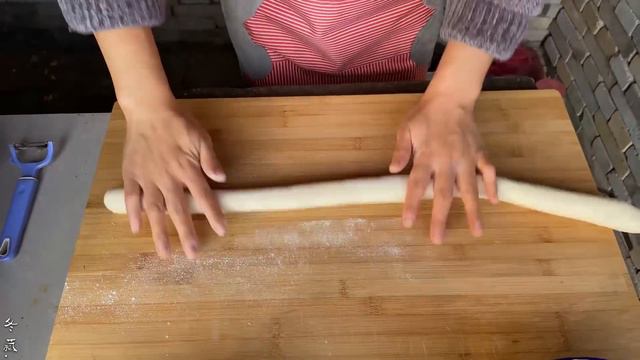 【农家的小勇】小勇做家常大盘鸡，鸡肉软烂入味，面条爽滑劲道，汤汁拌饭吃都过瘾 смотреть онлайн