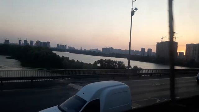 Рассвет над самим Днепром в столице, который очень нравится встречать каждый раз смотреть онлайн