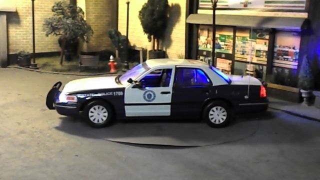Massachusetts State Police low profile 1/18 scale Ford Crown Victoria with lights. смотреть онлайн