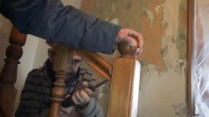 Ремонт лестницы в доме. Как укрепить балясину. Заменить столб для лестницы. Дача 109. 16+