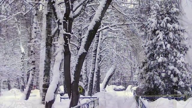Заснеженный двор смотреть онлайн