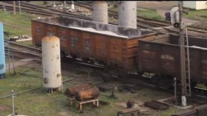 Спуск с горки и сортировка грузовых железнодорожных вагонов