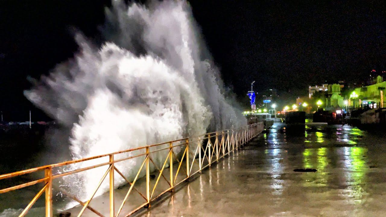 Ураган обрушился на КРЫМ. Мощный Ветер ЛОМАЕТ деревья. Последствия ШТОРМА в ЯЛТЕ. смотреть онлайн