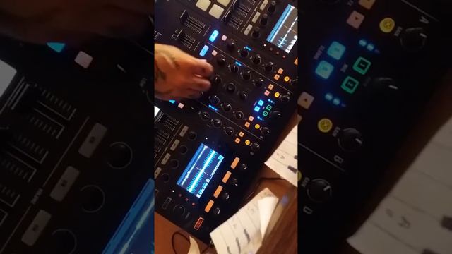 Dj Laas live mix & mashup practice (Traktor S8) #traktordj #nativeinstruments смотреть онлайн