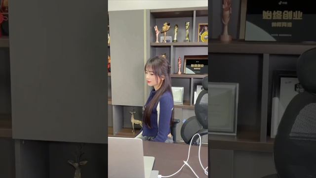 【小赖同学EP126】上班的风太大了，正好看见路边有把伞，却意外撞破了情侣羞羞现场！