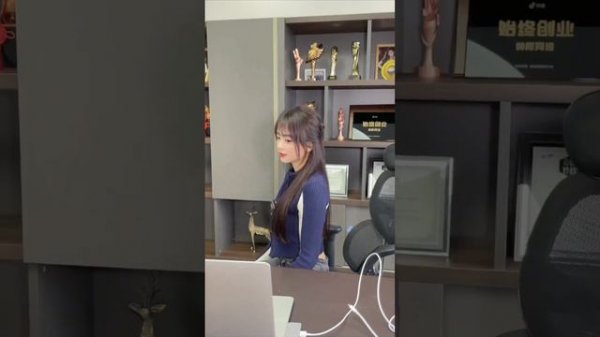 【小赖同学EP126】上班的风太大了,正好看见路边有把伞,却意外撞破了情侣羞羞现场!