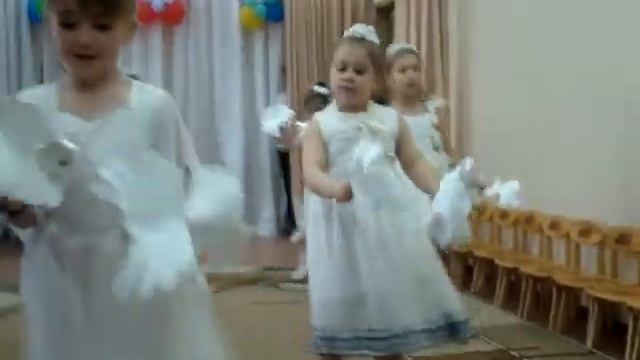 "Птицы" Танцевальный коллектив "Жемчужина" МКДОУ№233 (подг. группа 6-7 лет). смотреть онлайн