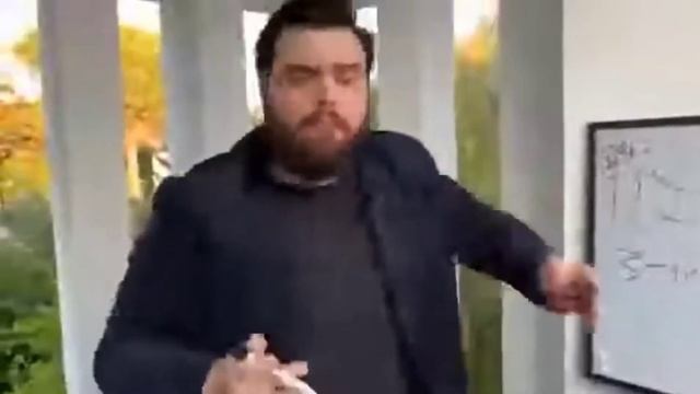 Чел что то объясняет смотреть онлайн