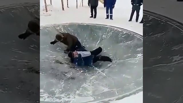 Зимняя забава - ледяная яма смотреть онлайн