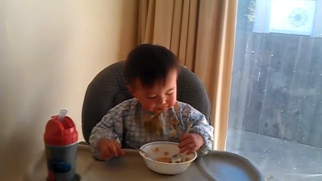 好宝好饱的晚饭 （一岁五个月） смотреть онлайн