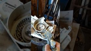 Очистка бензопилы от опилик и масляных пятен
