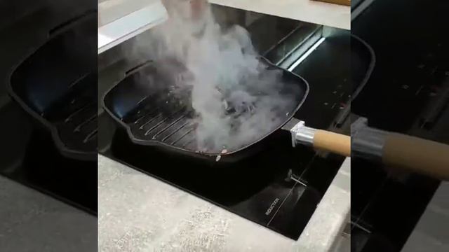 Стейк томагавк на сковороде гриль. смотреть онлайн