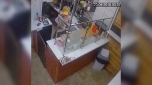 Мальчик вырвал ящик с пожертвованиями в свердловской шаурменной