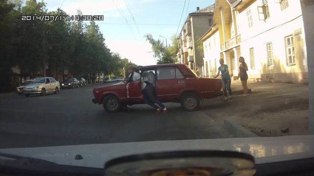 Суровые тульские девушки заводят ВАЗ с толкача !!! смотреть онлайн