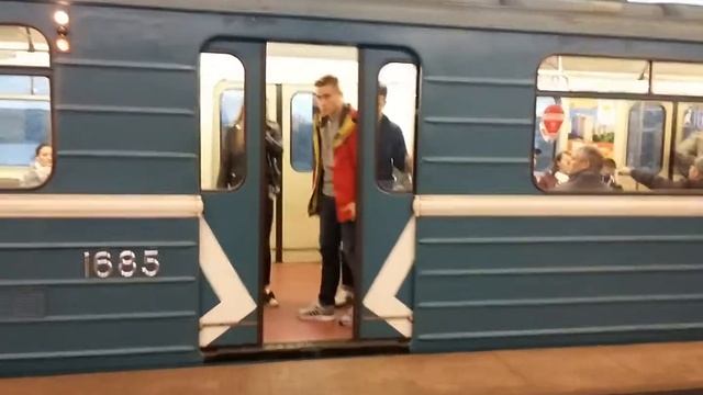 Лайк от пассажира! 81-717/714.5М На станции Воробьевы Горы