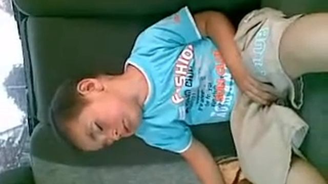 прикольный пацанчик танцует во сне.MP4 смотреть онлайн