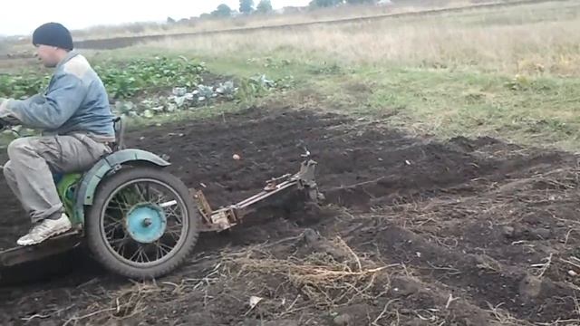 Мотоблок з адаптером, оранка . смотреть онлайн