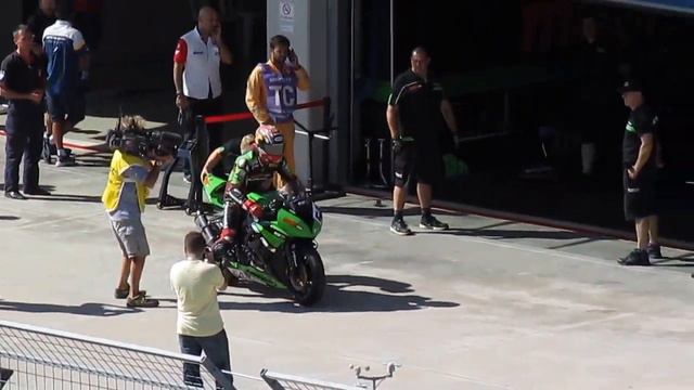 Supersport Qualify Istanbul Park - Kenan Sofuoglu pit release смотреть онлайн