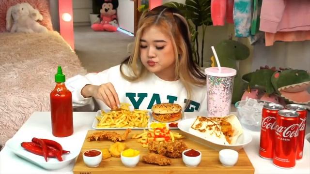 MY FIRST ASMR MUKBANG KFC CHIKEN WINGS (SPICY?)