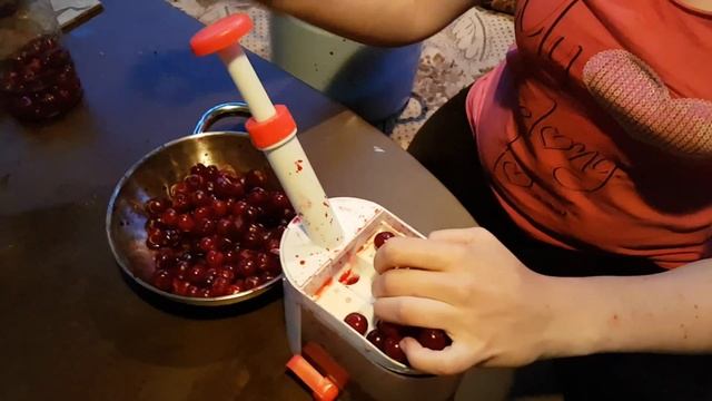 Я САМА. Машинка для удаления косточек из вишни. Супер способ! Дешевая машинка! смотреть онлайн