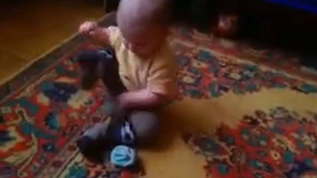 Ребенок учиться одевать носки смотреть онлайн