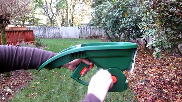 How to Use Hand Held Garden Spreader смотреть онлайн