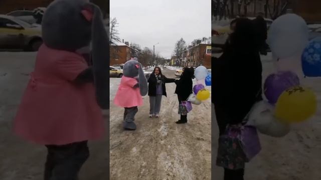 Мама пригласила веселую Зайку поздравить любимую доченьку с 16-летием???? смотреть онлайн