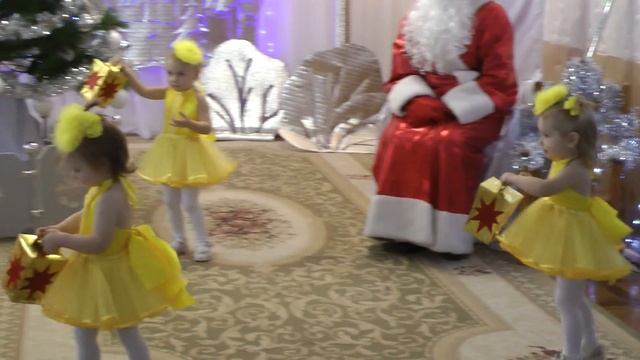 Танец с фонариками на новогоднем утреннике 2017 в яслях Муз рук Максюта Г В смотреть онлайн