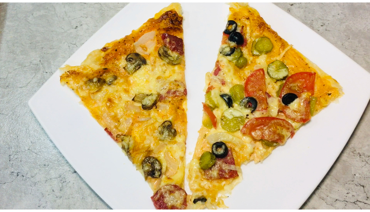 Пицца с двумя видами начинки на одном листе слоёного теста: получается вкусное сочетание