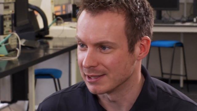 Weightlifters VS Weight Lifting Robots | The Gadget Show смотреть онлайн