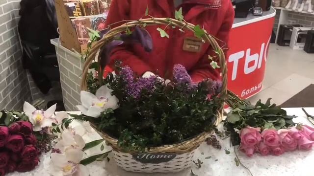 Собираем цветочную композицию в корзинке