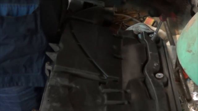 Замена воздушного фильтра Ford Fusion 1.6i смотреть онлайн