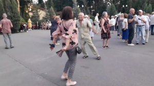 Заманила, соблазнила, раздразнила!!! Танцы в парке Горького!!!