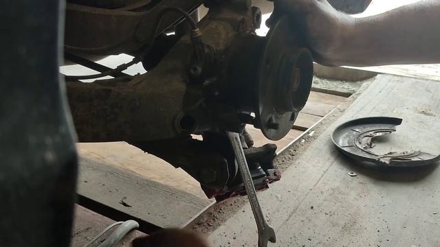 Замена задних кожухов тормозного диска за 10 минут на BMW Е46. Ремонт ручника. смотреть онлайн