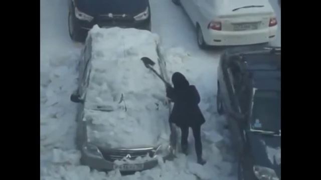 Девушка чистит машину от снега лопатой смотреть онлайн