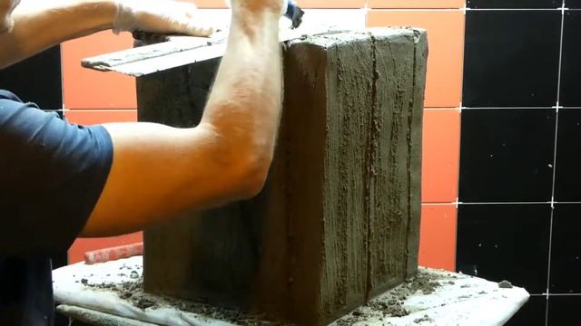 Кашпо из пластиковых ящиков и цемента.